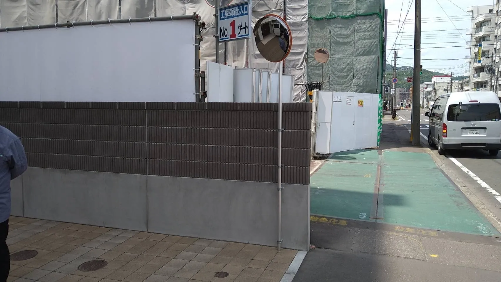 マンションの左右にカーブミラー設置しました。